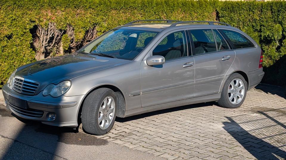 Mercedes Benz C 220 2004 — interior