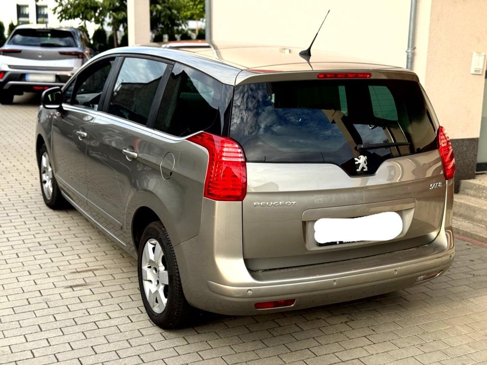 Peugeot 5008 2013 — interior
