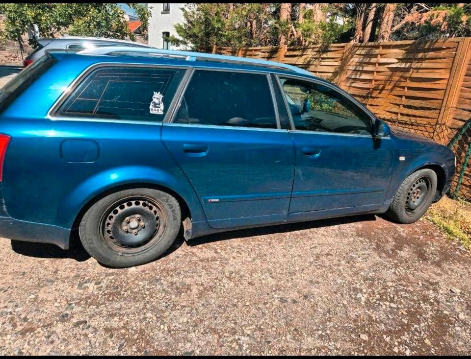 Audi A4 2004 — салон