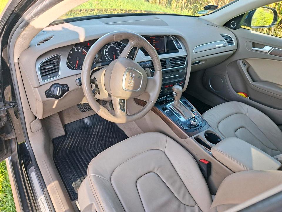 Audi A4 2010 — салон