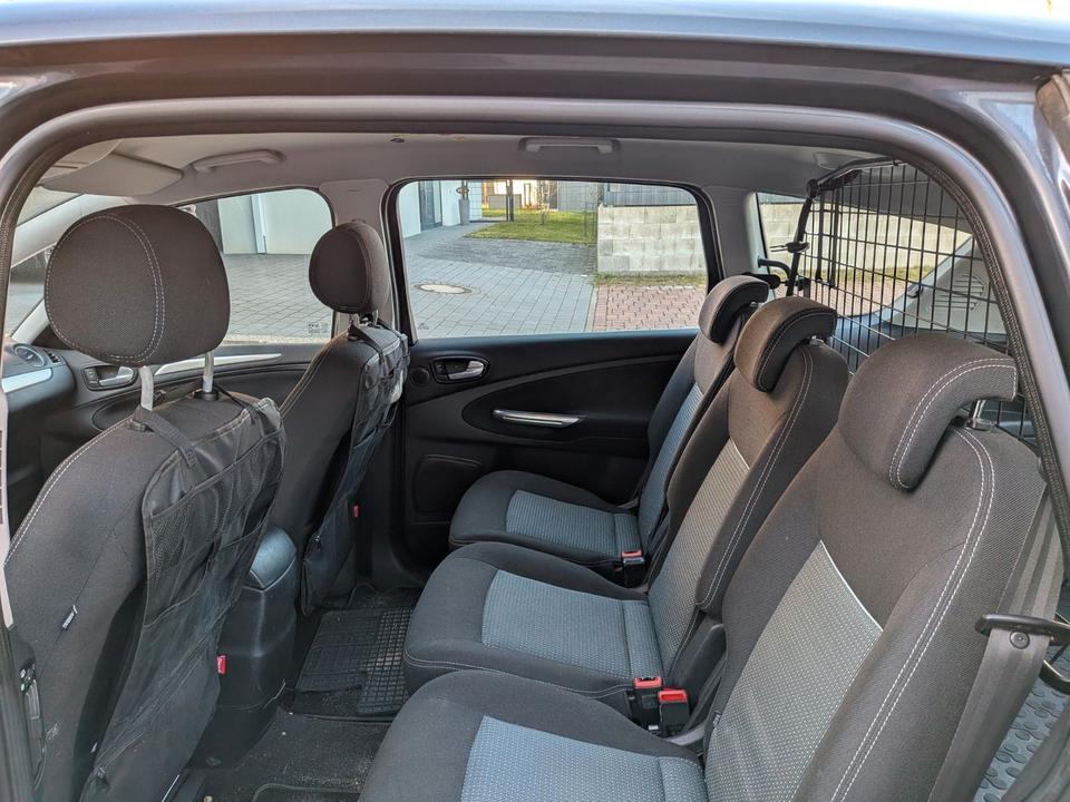 Ford B-Max 2010 — interior