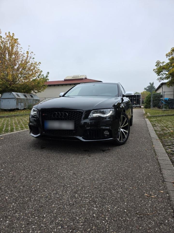 Audi A4 2010 — салон