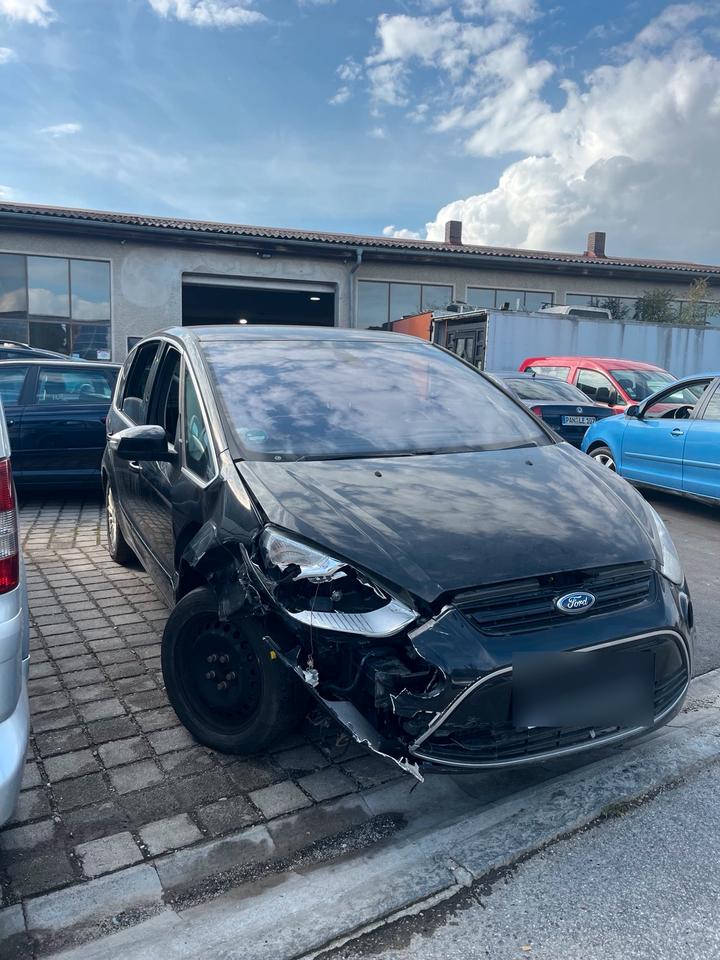 Ford S-Max 2013 — rear view