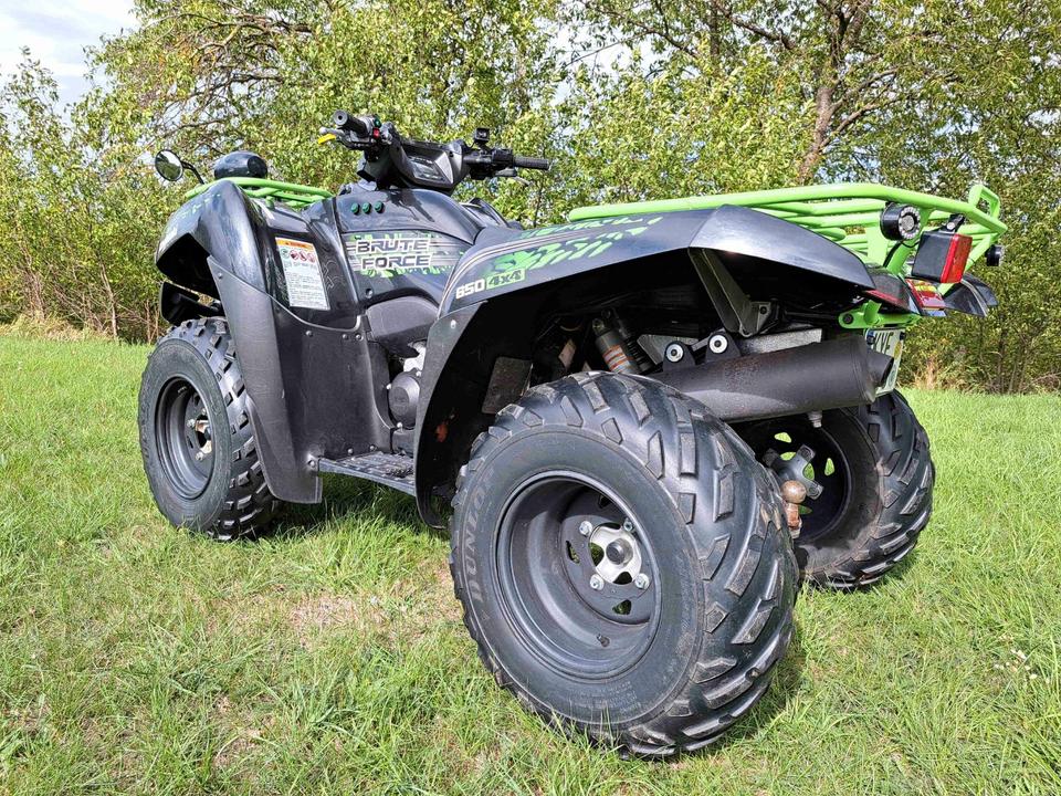 Kawasaki KVF 650 4x4 Brute Force mit AHK und Seilwinde 2010 — interior