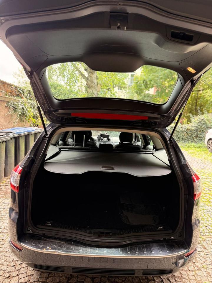 Ford Mondeo 2012 — rear view
