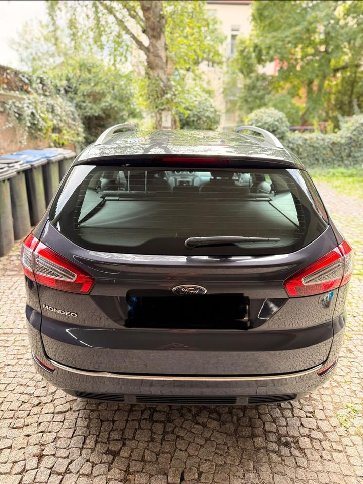 Ford Mondeo 2012 — interior
