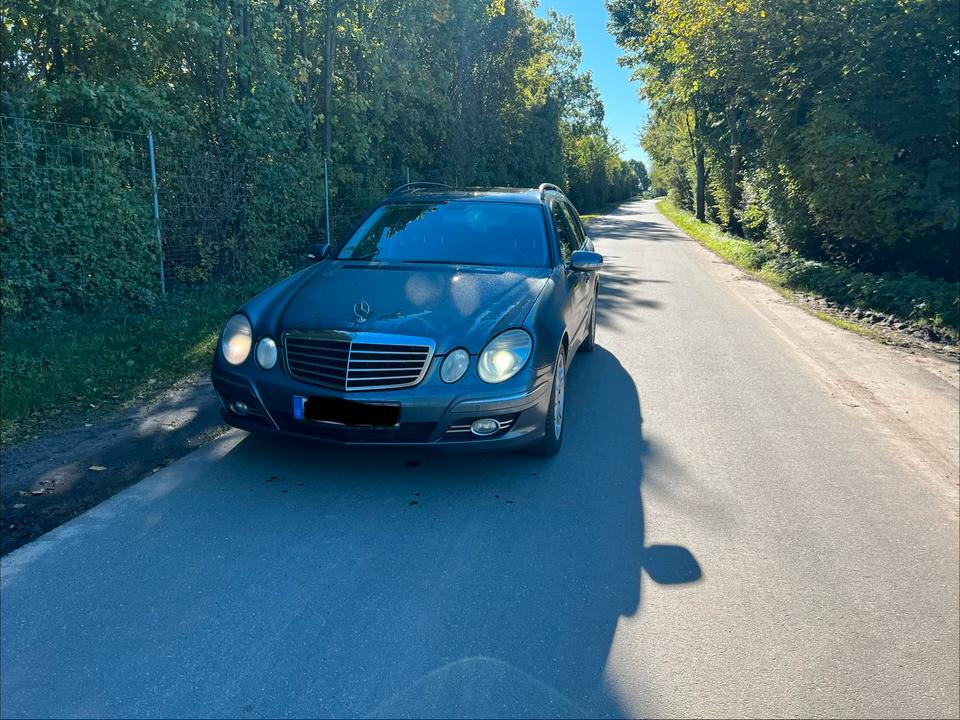 Mercedes Benz E 320 2007 — rear view