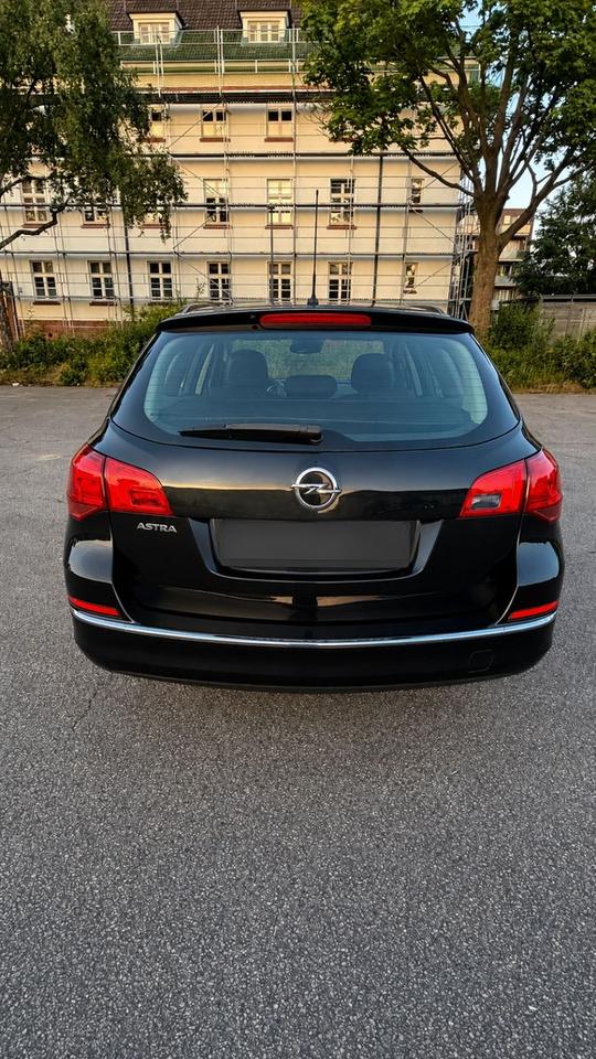Opel Astra 2013 — вигляд ззаду