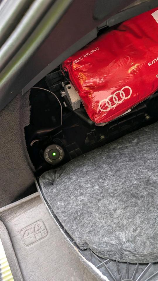 Audi A6 2010 — photo 13