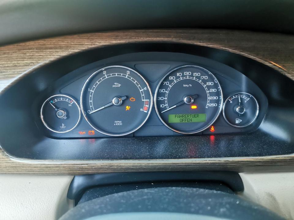 Jaguar S Type 2010 — photo 11