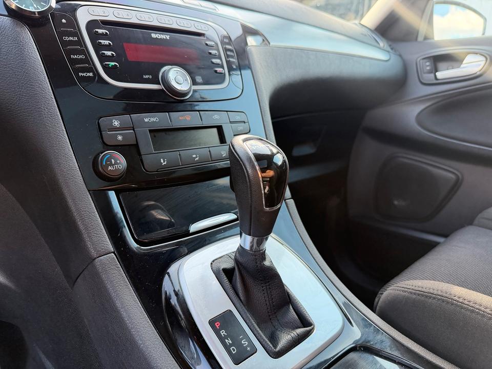 Ford S-Max 2011 — photo 16