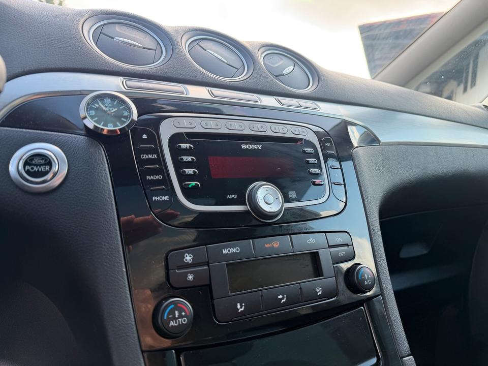 Ford S-Max 2011 — photo 17