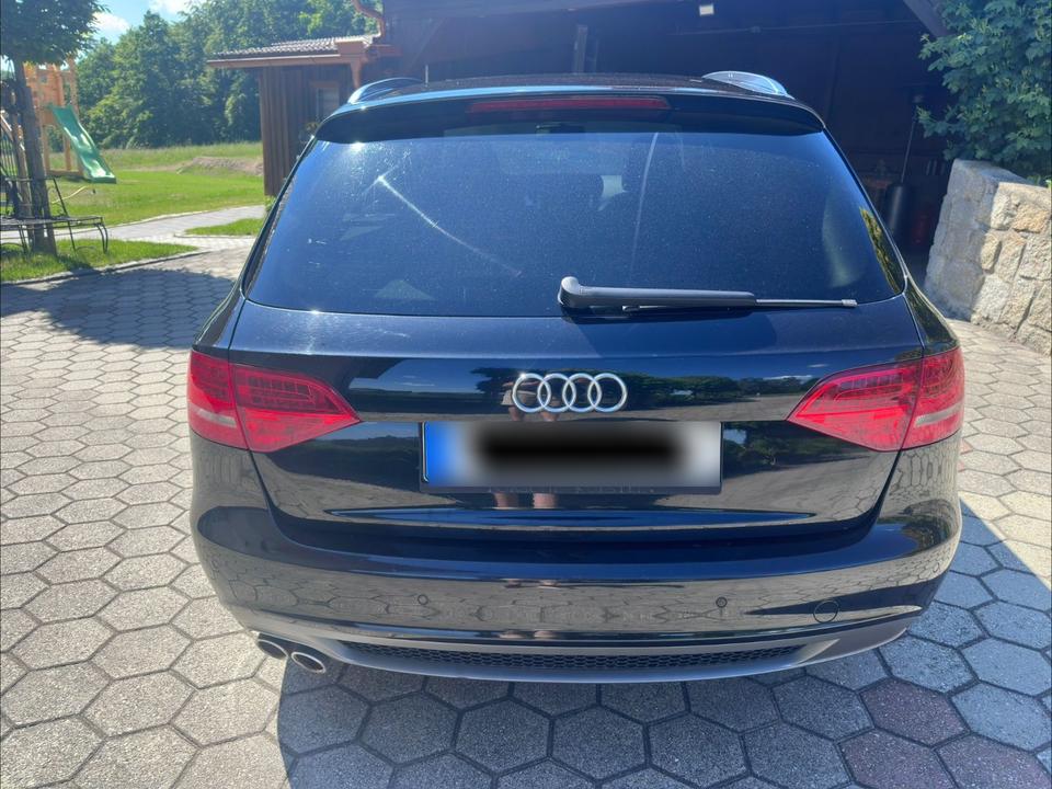 Audi A4 2011 — салон