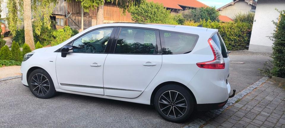 Renault Grand Scenic 2012 — rear view