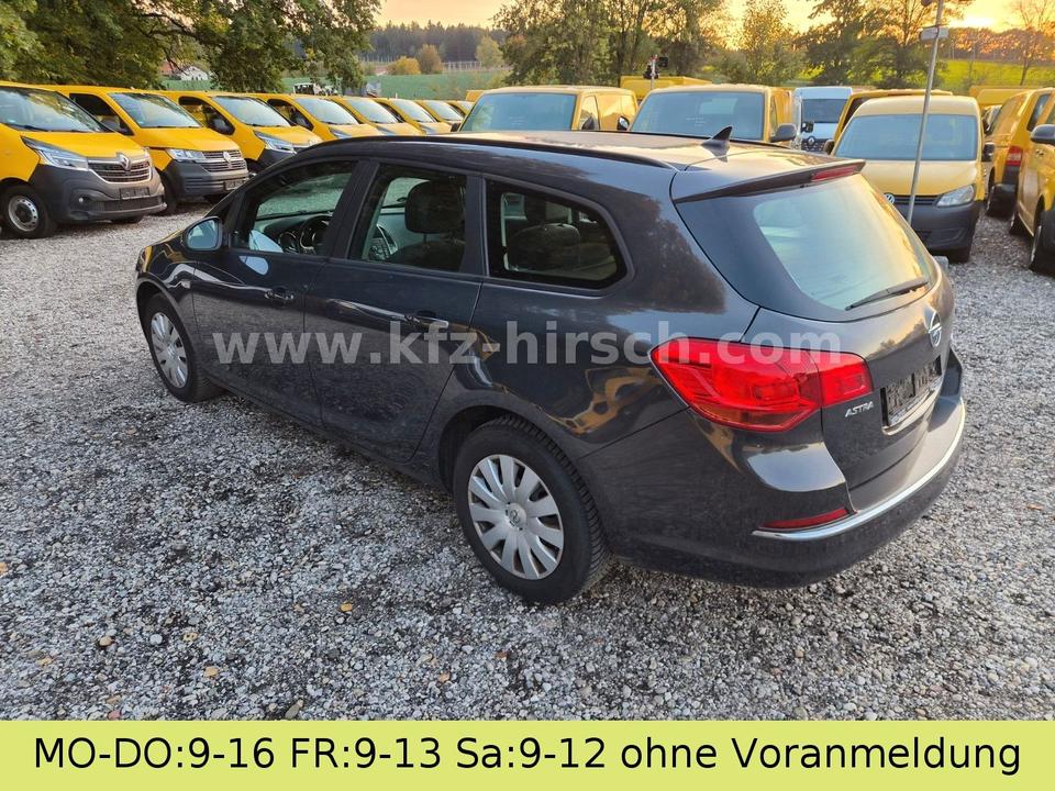 Opel Astra 2014 — rear view