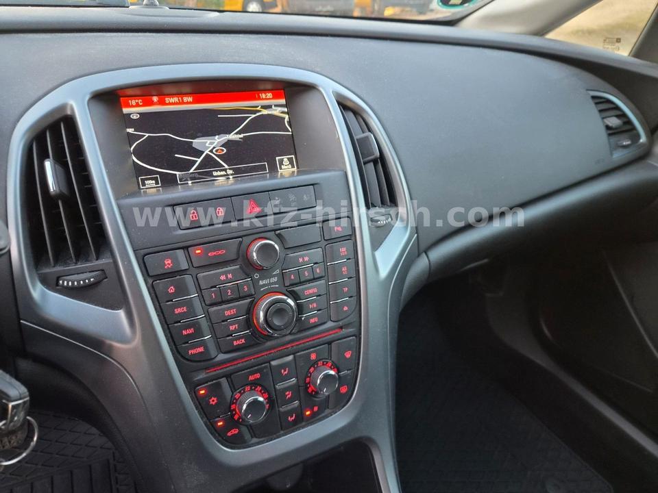 Opel Astra 2014 — interior