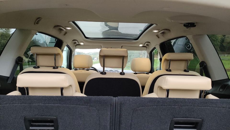 Ford S-Max 2011 — interior