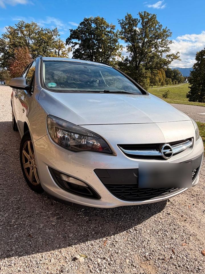 Opel Astra 2013 — rear view
