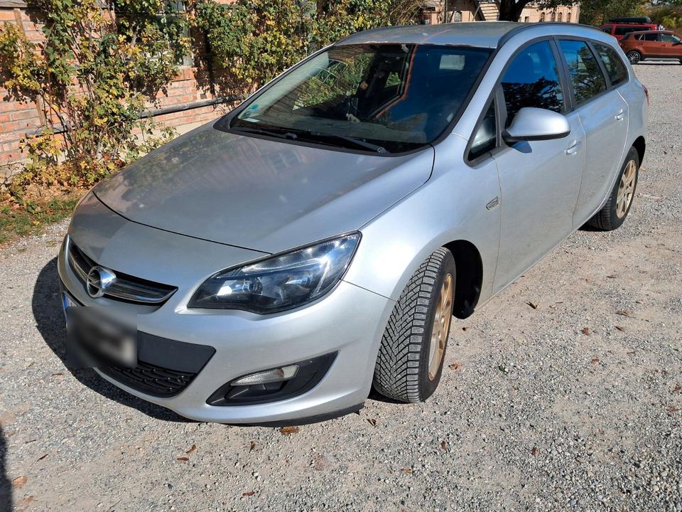 Opel Astra 2013 — interior