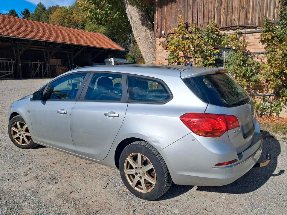 Opel Astra 2013 — engine