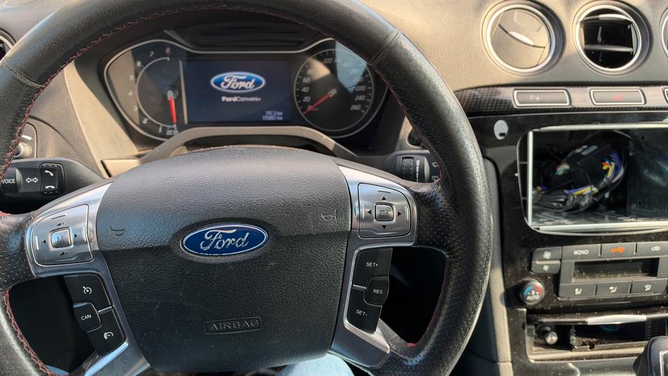 Ford S-Max 2011 — photo 14