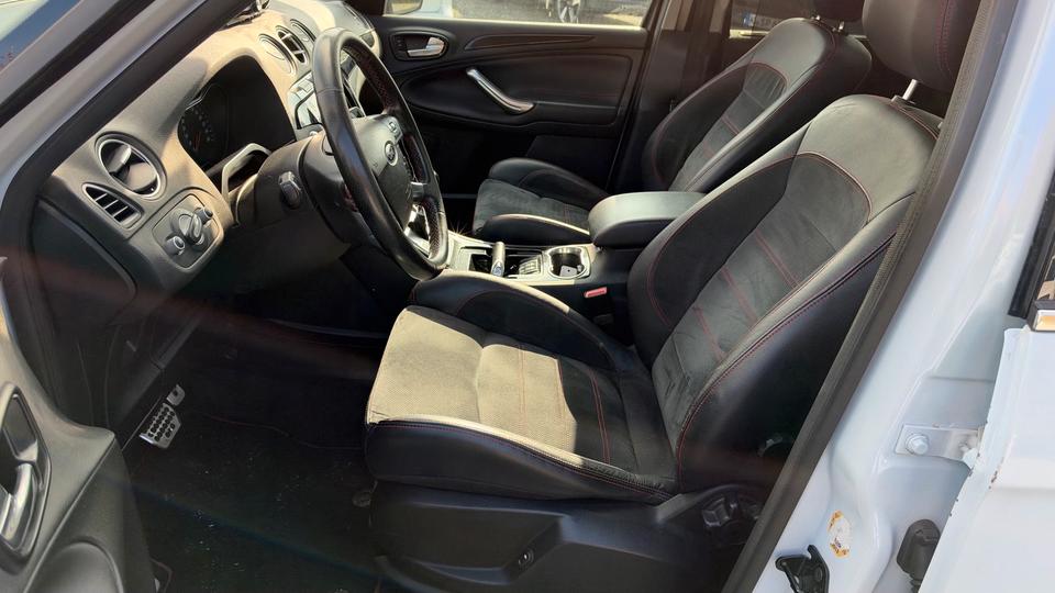 Ford S-Max 2011 — photo 16