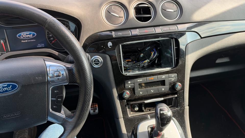 Ford S-Max 2011 — photo 17