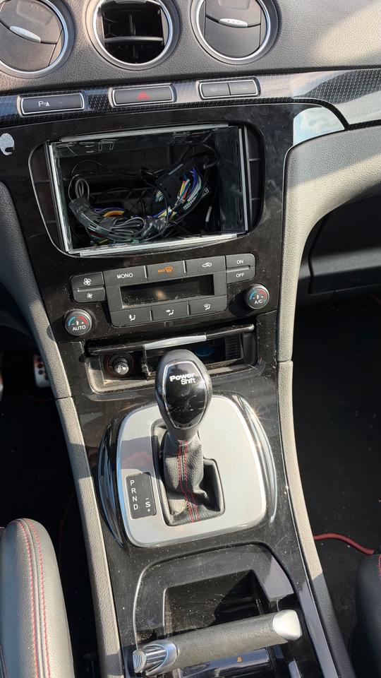 Ford S-Max 2011 — photo 18