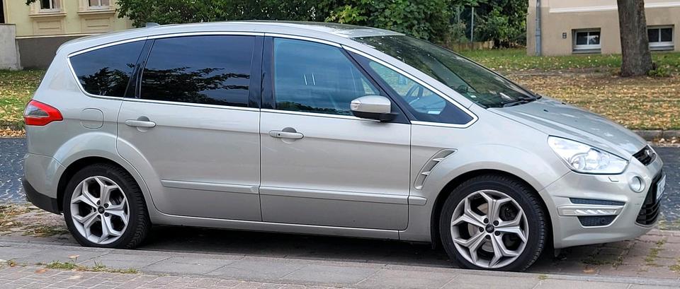 Ford S-Max 2010 — rear view