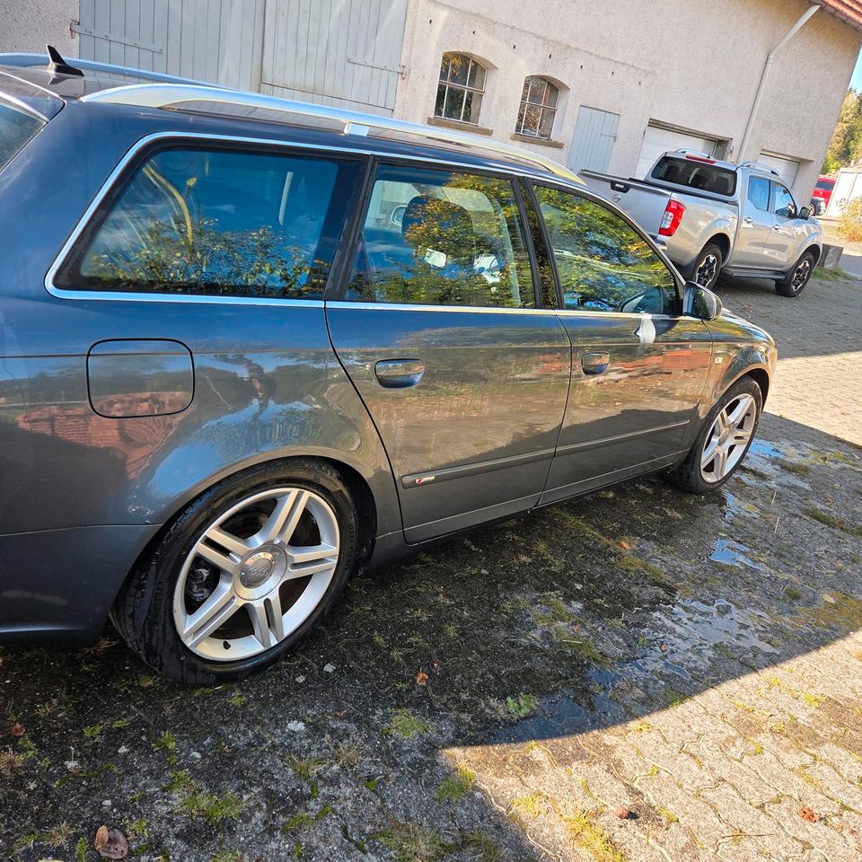 Audi A4 2004 — салон