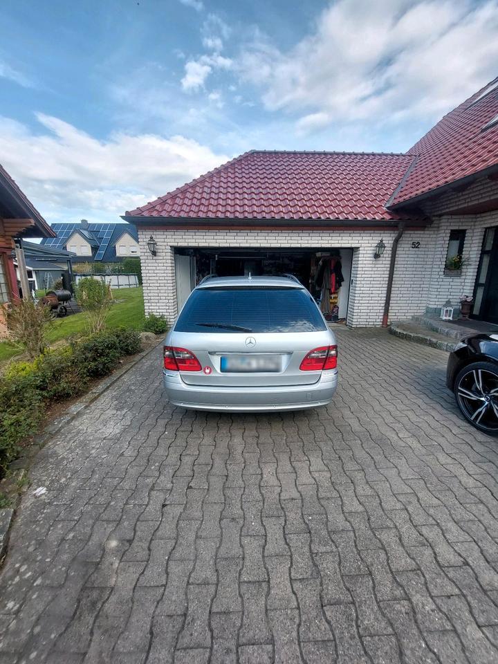 Mercedes Benz E 220 2006 — rear view