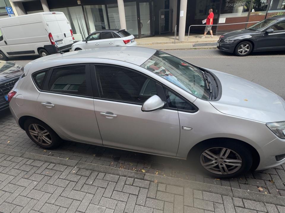 Opel Astra 2013 — вигляд ззаду