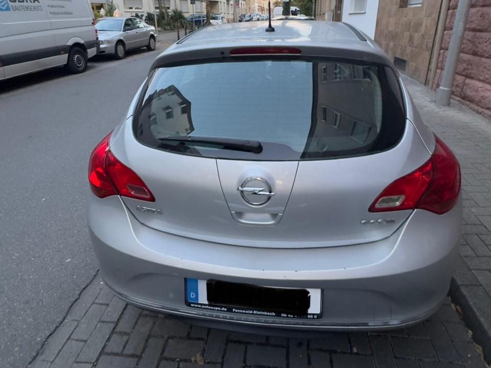Opel Astra 2013 — салон