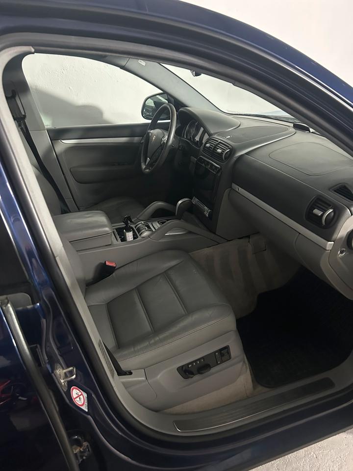Porsche Cayenne 2006 — салон