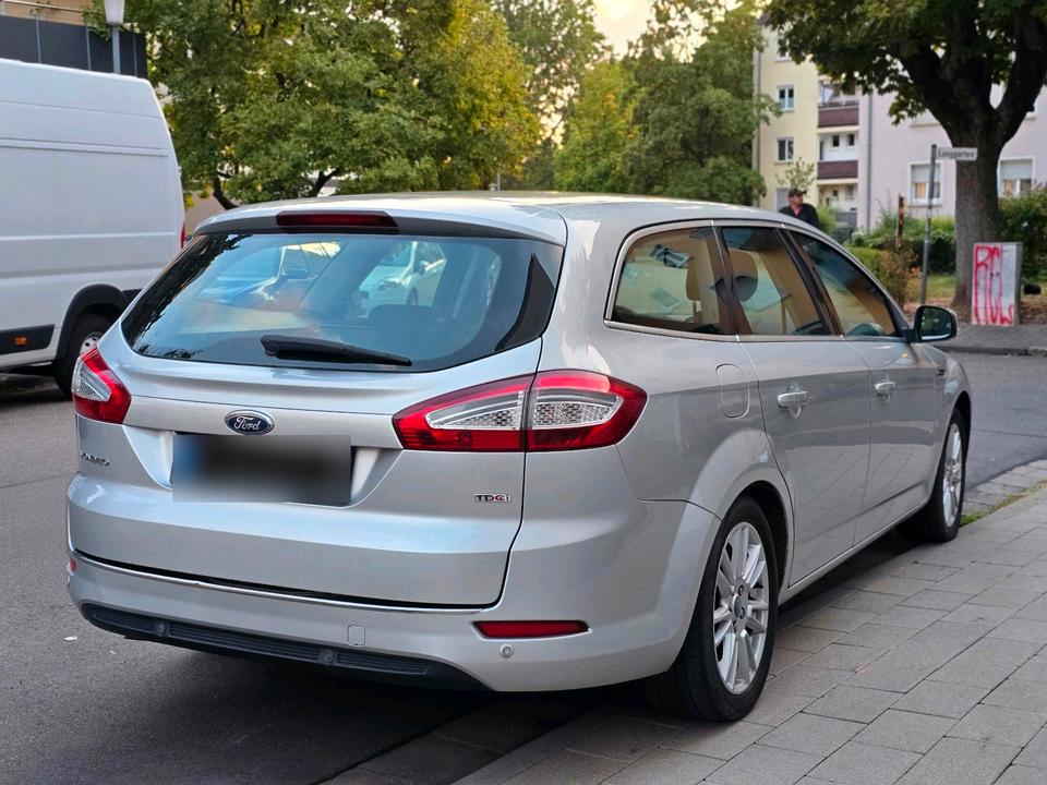 Ford Mondeo 2011 — салон