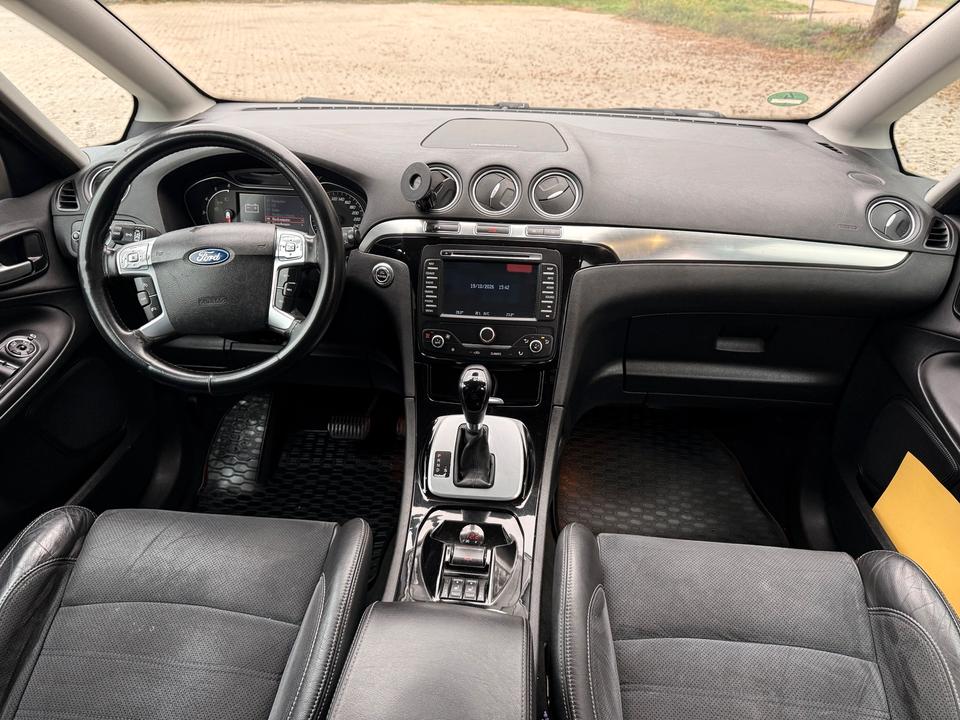 Ford S-Max 2011 — photo 11