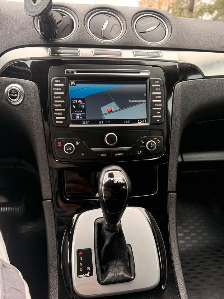 Ford S-Max 2011 — photo 16