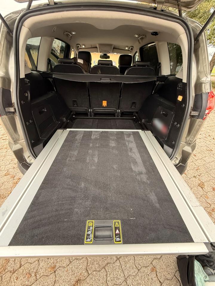 Ford S-Max 2011 — photo 19