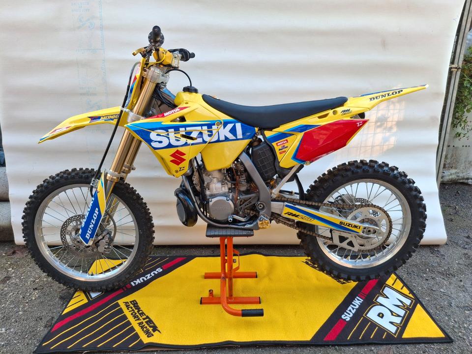 Suzuki RM 250 2-Takt Motocross original wenig gefahren NEUWERTIG! 2004 — авто для ЗСУ з Європи