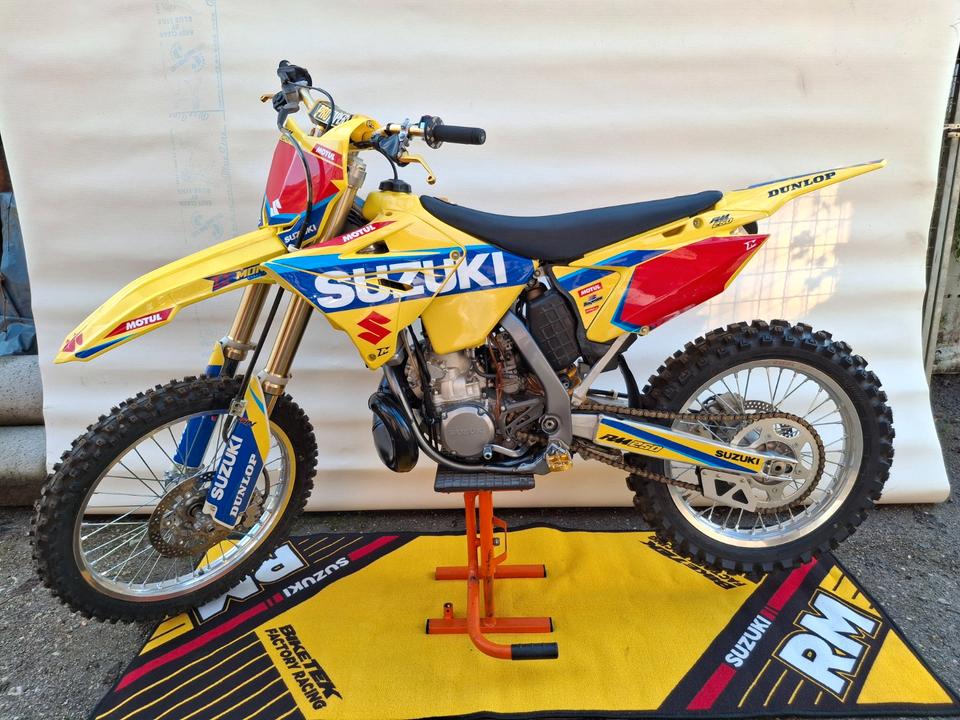 Suzuki RM 250 2-Takt Motocross original wenig gefahren NEUWERTIG! 2004 — вигляд ззаду