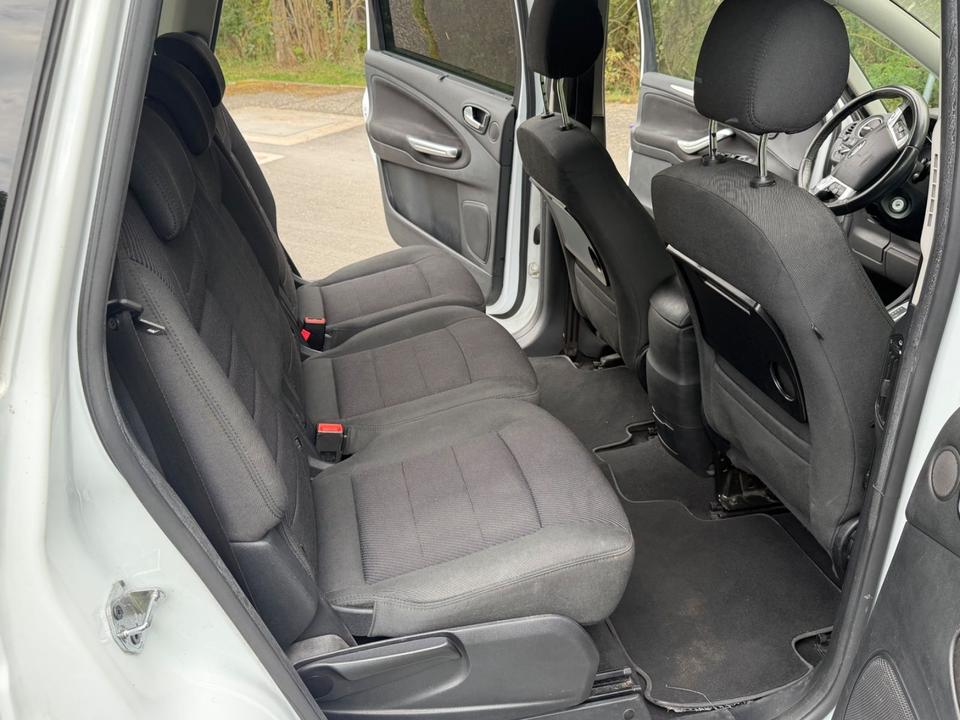 Ford S-Max 2013 — photo 11