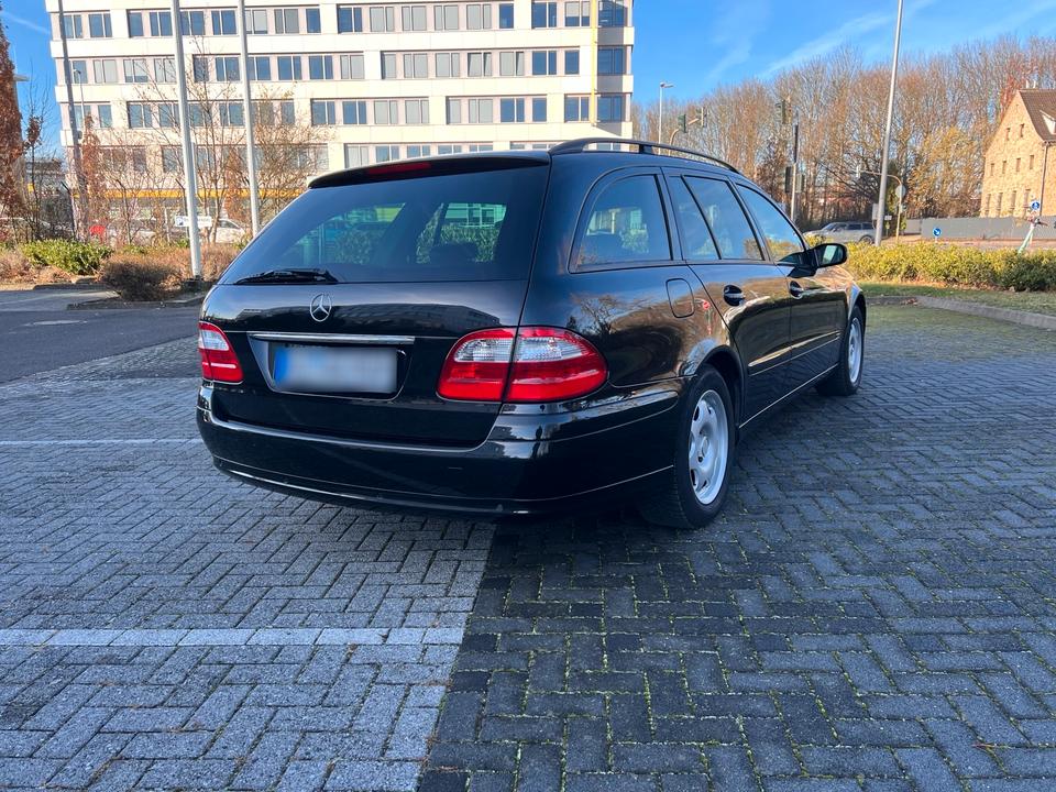 Mercedes Benz E 220 2004 — rear view