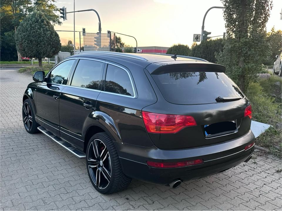 Audi Q7 2009 — rear view