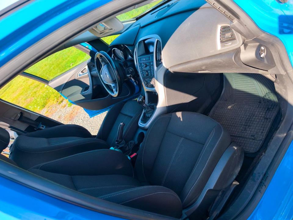 Opel Astra 2013 — photo 11