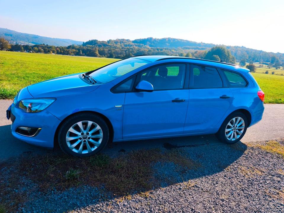 Opel Astra 2013 — rear view
