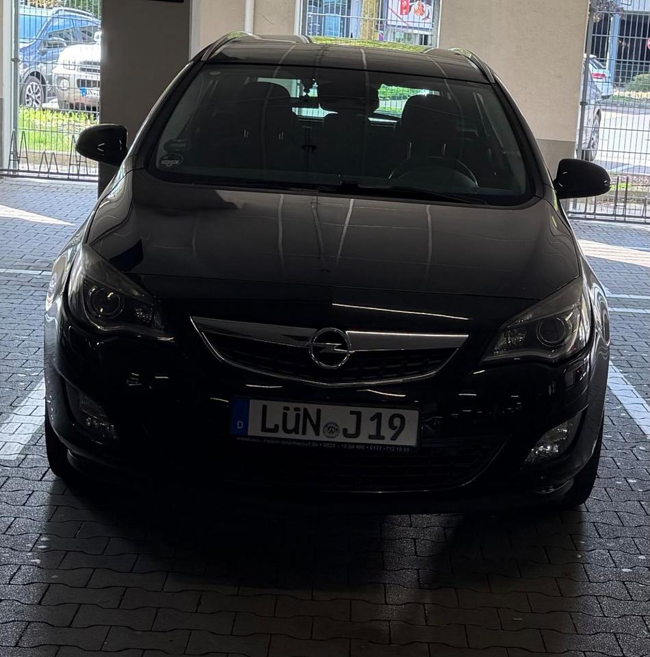 Opel Astra 2011 — rear view