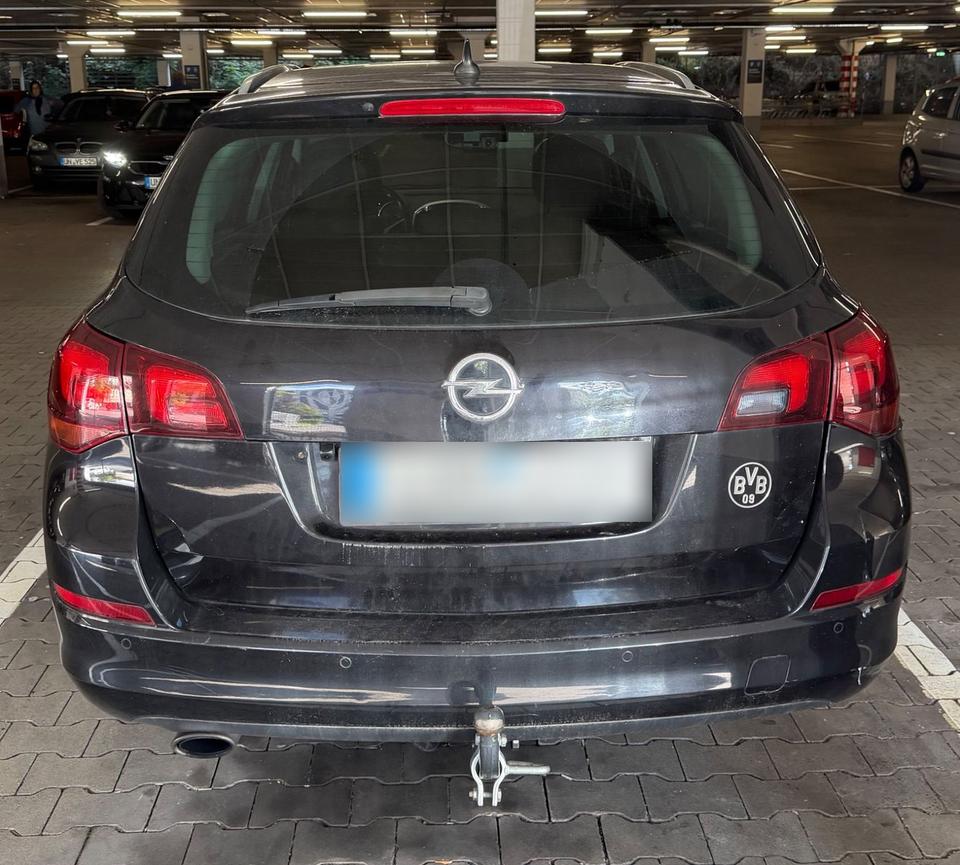 Opel Astra 2011 — interior