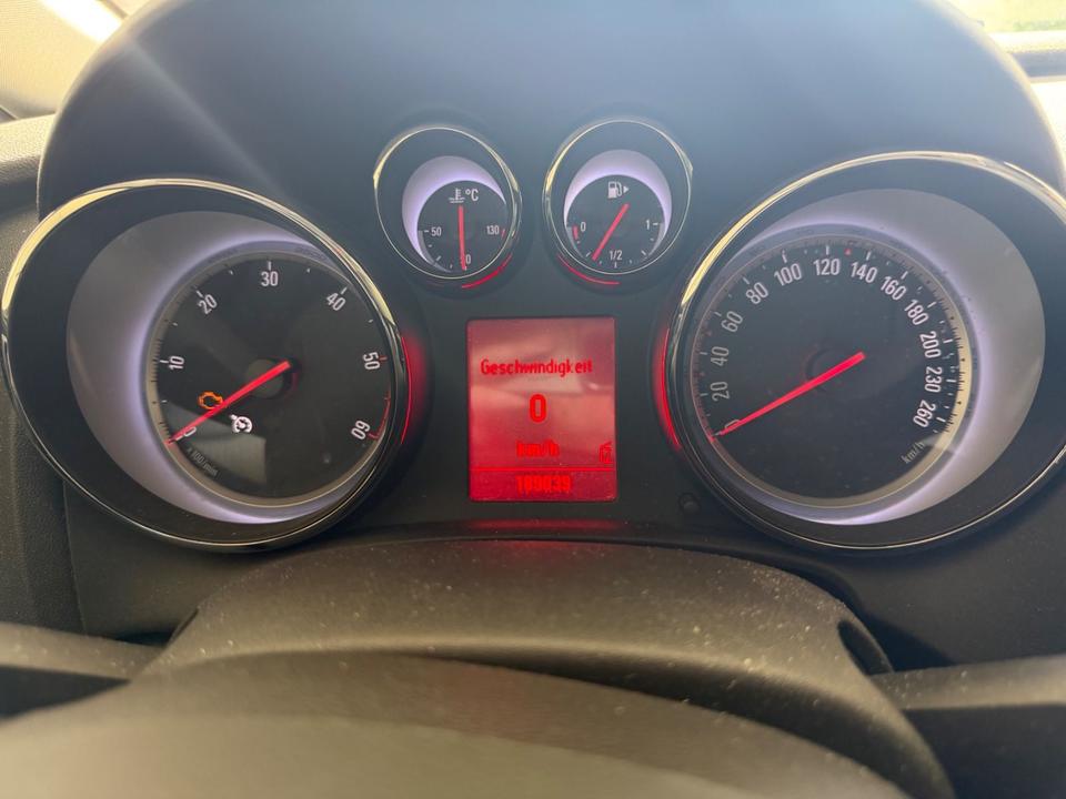 Opel Astra 2011 — photo 9