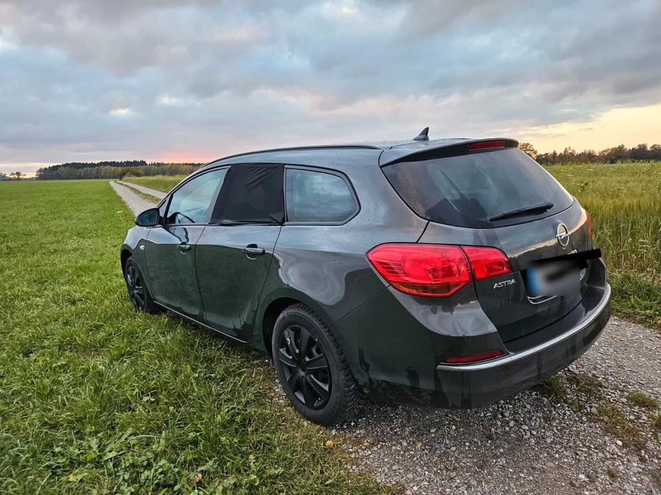 Opel Astra 2014 — interior