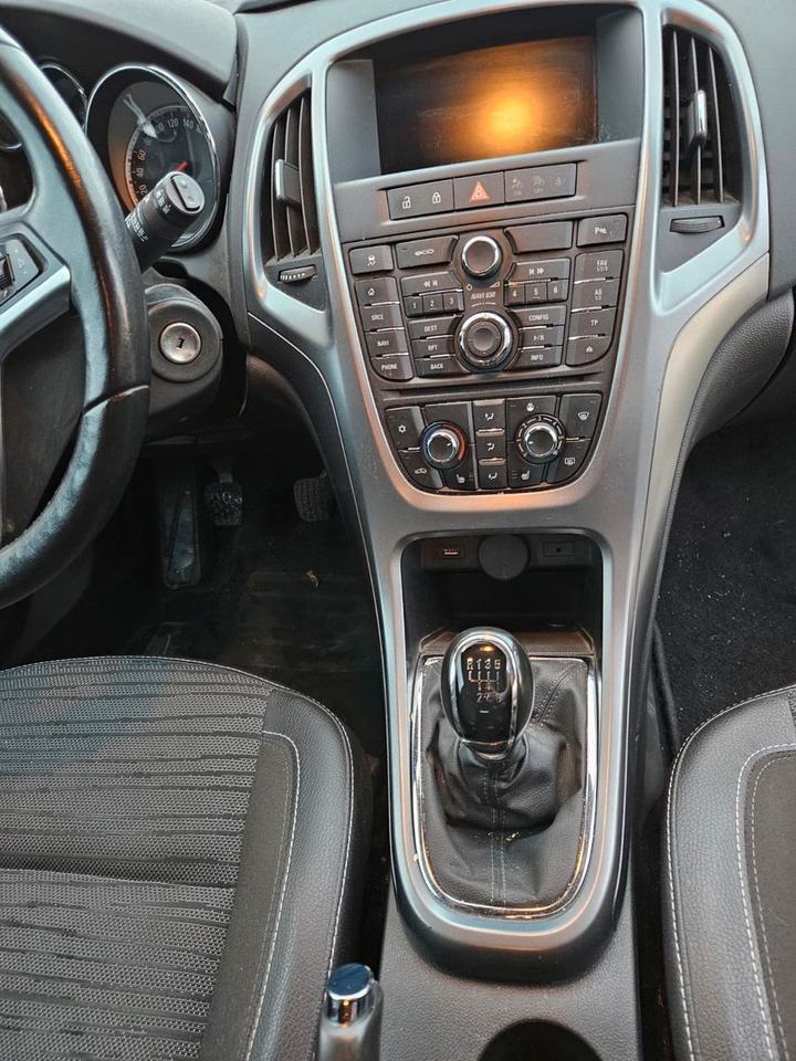 Opel Astra 2014 — photo 8